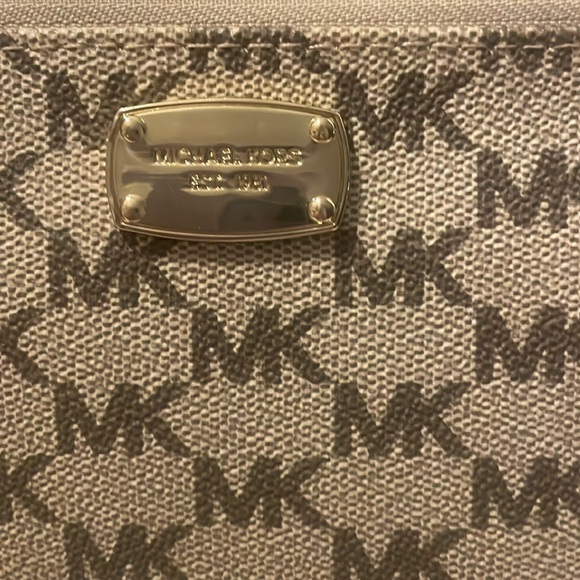 Michael Kors waist pouch with belt - Picture 2 of 3
